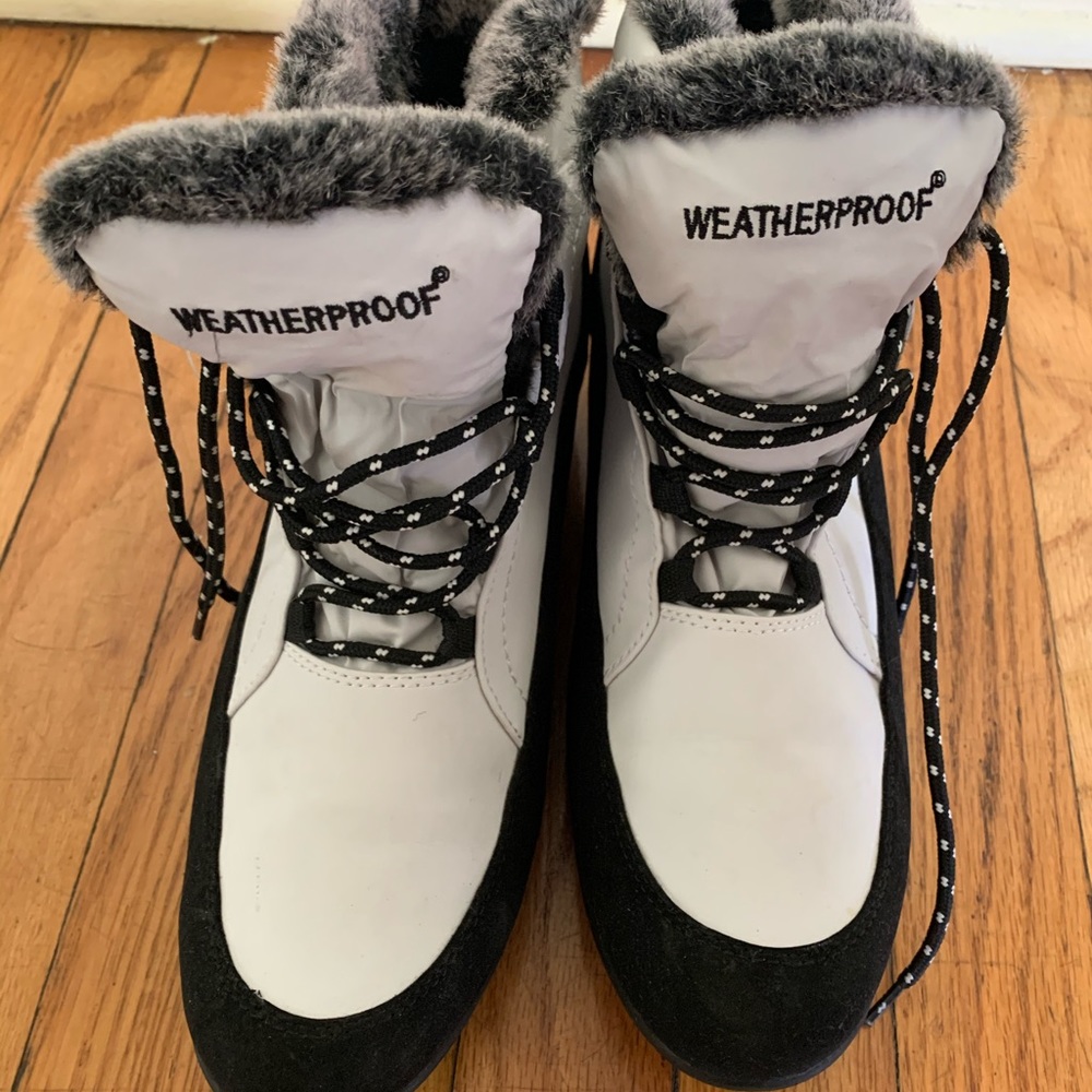 Weatherproof boots black and white